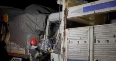Osmaniye'de kamyona çarpan çekici sürücüsü yaralandı