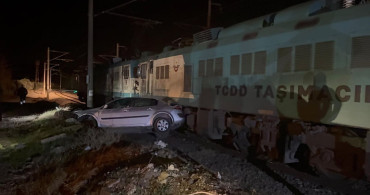 Osmaniye'de Yük Treni Otomobile Çarptı: 4 Yaralı