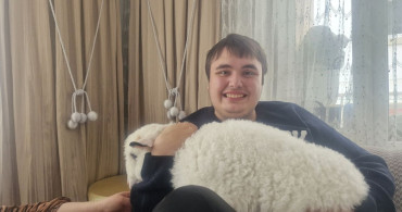 Otizmli Bireylere Destek: Ailenin Kuzu Sevgisi