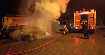 Otomobil Alevlere Düşerek Yanarak Küller İçinde Kaldı