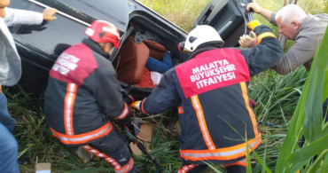 Otomobil elektrik direğine çarptı: Ölü ve yaralılar var
