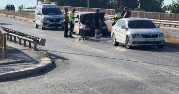 Otomobil refüje çıktı, yola dökülen yağ trafiği tehlikeye düşürdü