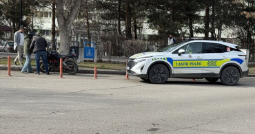 Otomobile Çarpan Motosiklet Sürücüsü Ağır Yaralandı