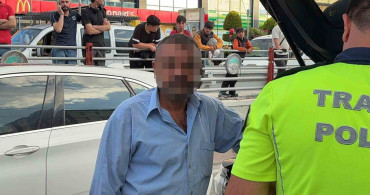 Otomobilin çarptığı refüjden kopan taşlar tramvaya girdi: 4 yaralı