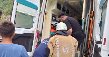 Otomobille çarpışan hafif ticari araç dereye uçtu: 7 yaralı