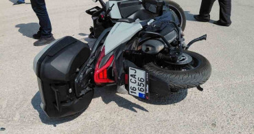 Otomobille Çarpışan Motosikletli Yaralandı: Kaza Anı Kamerada