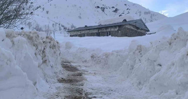Ovacık'ta Kış Koşulları Devam Ediyor