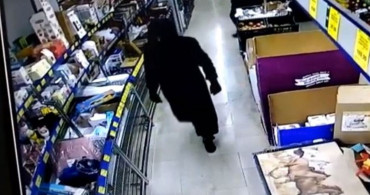 Cinsiyetleri sonradan anlaşıldı, oyuncak silahla market gaspı yapanlar komedi filmlerini aratmadı! O anlar kameraya yansıdı..