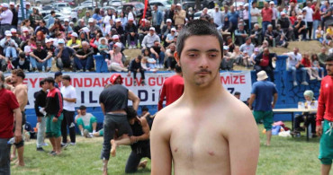Özel gereksinimli ufuk erdem, akdağ karakucak güreşleri’nin gönüllerin şampiyonu oldu