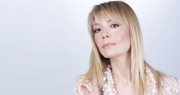 Özge Özder, Karnı Burnunda Verdiği Pozla Beğeni Topladı