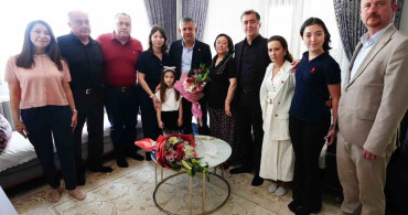 Özgür Özel Anneler Günü’nde Annesini ve Kaybettikleri Arkadaşlarının Annelerini Ziyaret Etti