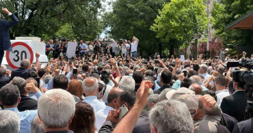 Özgür Özel, TBMM Dikmen Kapısı'nda CHP'lilere Seslendi