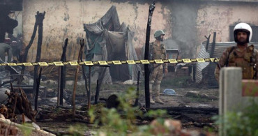 Pakistan'da Askeri Eğitim Uçağı Evlerin Bulunduğu Bölgeye Düştü: 17 Ölü