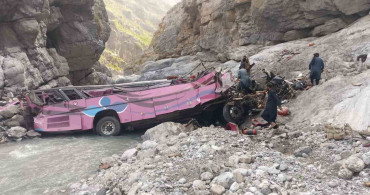 Pakistan'da yolcu otobüsü dev çukura uçtu: 40 ölü