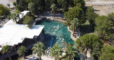 Pamukkale’deki Antik Havuza Ziyaretçi Akını
