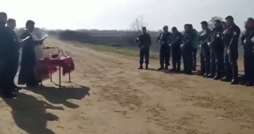 Papaz, Sınırda Yunan Polisini Kutsadı