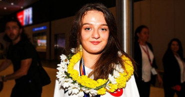 Paralimpik Milli Yüzücüler Yurda Döndü! Sümeyye Boyacı'dan Açıklama!