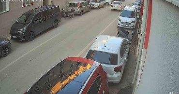 Park Halindeki Araca Çarpıp Kaçan Sürücü Güvenlik Kamerasında