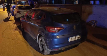 Park halindeki otomobile çarpan sürücü olay yerinden kaçtı