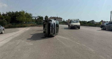 Payas'ta çarpışma sonucu otomobil yan yattı: Sürücü yaralandı