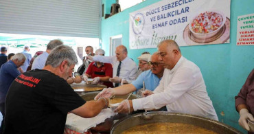 Pazar yerinde aşure ikramı etkinliği yoğun ilgi gördü