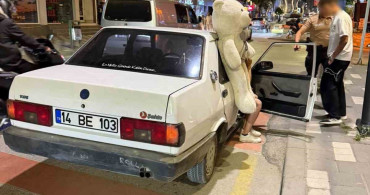 Peluş ayı, ehliyetsiz sürücüyü ele verdi
