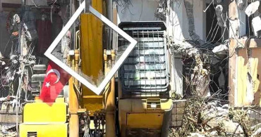 Pendik'te yıkım sırasında dikkat çeken hassasiyet: Kepçe operatörü Türk bayrağı için çalışmayı durdurdu