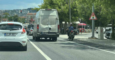 Plakasız motosikletli sürücü Sapanca'da tehlikeli hareketler sergiledi