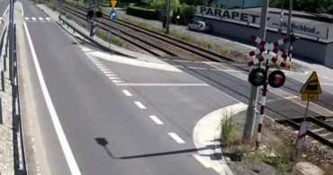 Polonya'da ışık ihlali yapan araca hemzemin geçitte tren çarptı