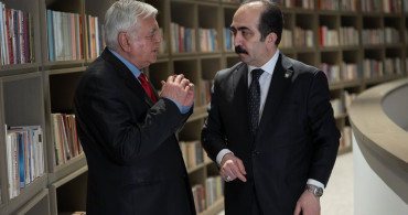 Prof. Dr. Hikmet Özdemir, 4000 Kitapla Türk Tarih Kurumu'na Bağışta Bulundu