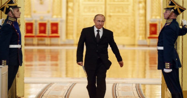 Putin'in sağ kolu neden hep sabit? Putin neden sağ kolu sabit yürüyor? Putin neden böyle yürüyor? Yürüyüşündeki detay hakkında olay iddia