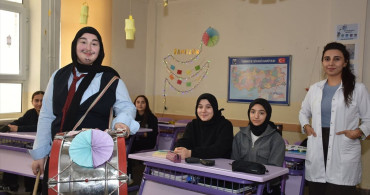 Ramazan Coşkusuyla Okulları Süsleyen Öğrenciler