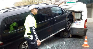 Refüjden Uçan Minibüs, Servis Aracına Ok Gibi Saplandı