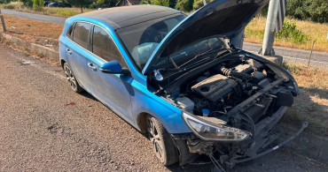 Refüje çarpan otomobildeki 2'si çocuk 4 kişi yaralandı