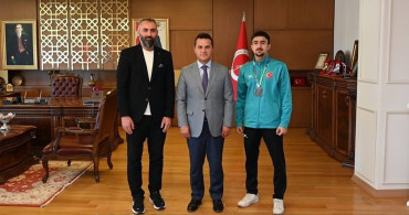 Rektör Topal, dünya ikincisi olan sporcuyu tebrik etti