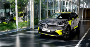 Renault Elektrikli Megane Modelinin İlk Görüntülerini Yayınladı!