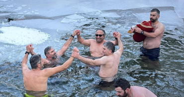 Rize'de 10. Kış Yüzme Şenliği Coşkusu