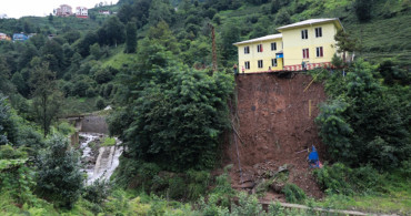 Rize'de Heyelan Sonucu Bir Okulun Bahçesi Çöktü