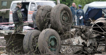 Rusya'da Pistten Çıkan Uçak Binaya Çarptı: 2 Ölü