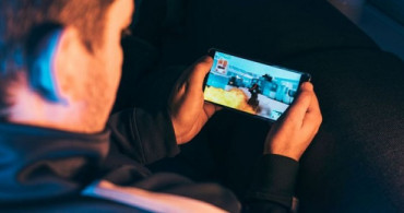 Sabaha Kadar Telefonla Oyun Oynayan Adam Kör Oldu!