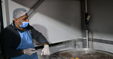 Saçaklızade Vakfı İhtiyaç Sahibi Ailelere Yardımda Bulunuyor