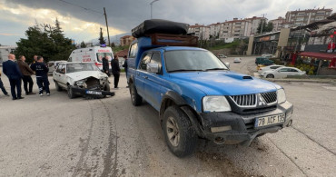 Safranbolu'da Kamyonet ile Otomobil Çarpıştı: 1 Yaralı