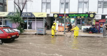 Sağanak yağış o ilde hayatı felç etti: Çok sayıda ev ve iş yeri sular altında kaldı