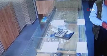 Sahibinden kaçan dana kuyumcu dükkânına girdi