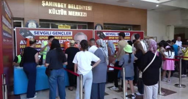 Şahinbey'de öğrencilere spor ayakkabı dağıtma geleneği devam ediyor