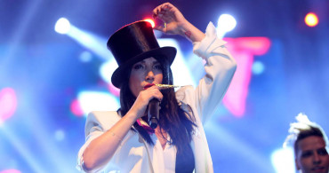 Sahne Kıyafetiyle Tepki Alan Hande Yener: 'Daha Açık Giyeceğim'
