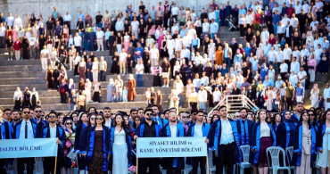 Sakarya Üniversitesi mezuniyet törenlerinde ailelerin sevinci