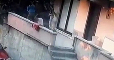 Sakarya'da bir garip olay! Evinin önünde kızıyla sohbet eden adama Yorgun mermi isabet etti kızının gözü önünde yere yığıldı