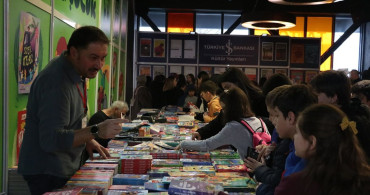 Sakarya'da Çocuk Edebiyatı Fuarı Başladı