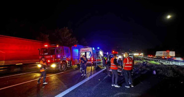 Sakarya'da hafif ticari araç bariyerlere saplandı, 4 kişi yaralandı